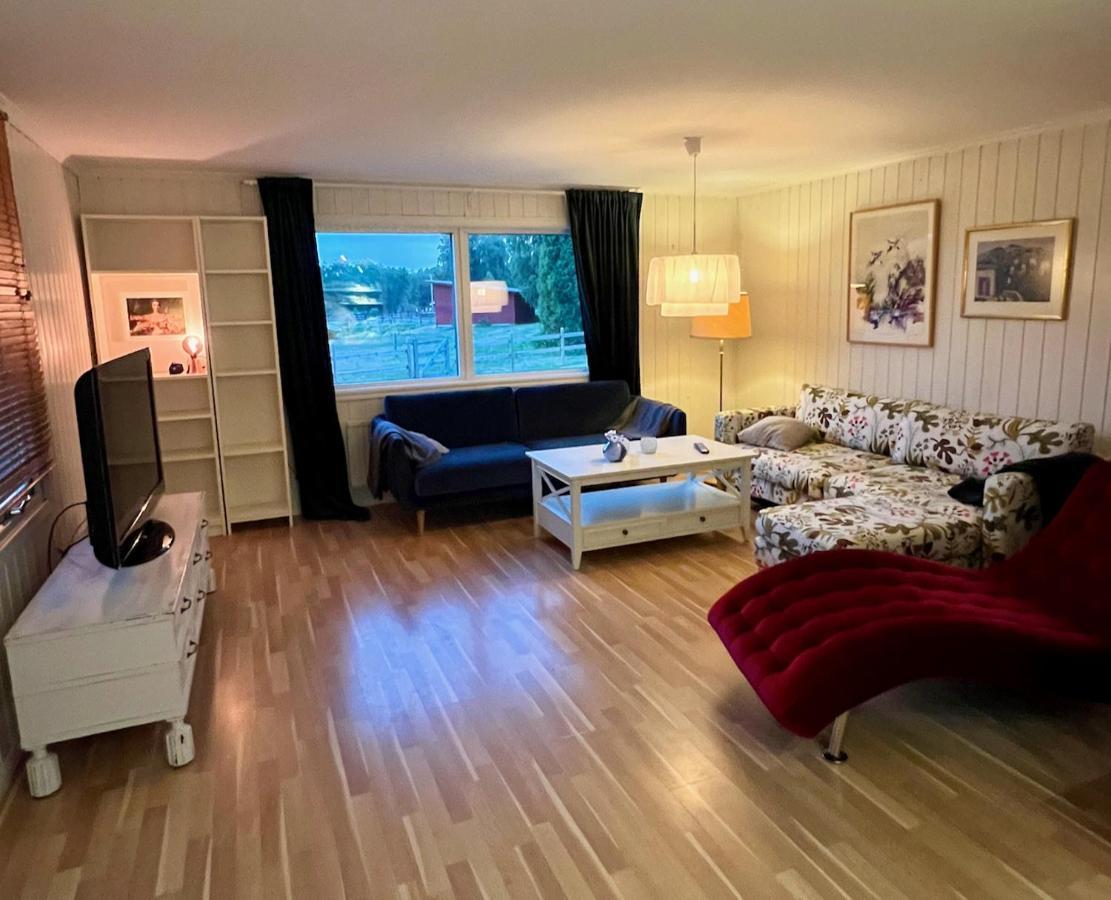 Idylliskt Hus Med Sjoeutsikt. Villa Östhammar Eksteriør bilde